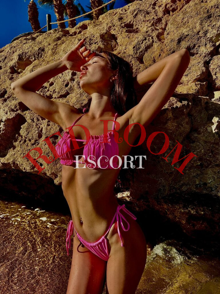 Эскортница Моня  - грудь 3, рост 173 см, вес 53 кг, цвет волос Брюнетки