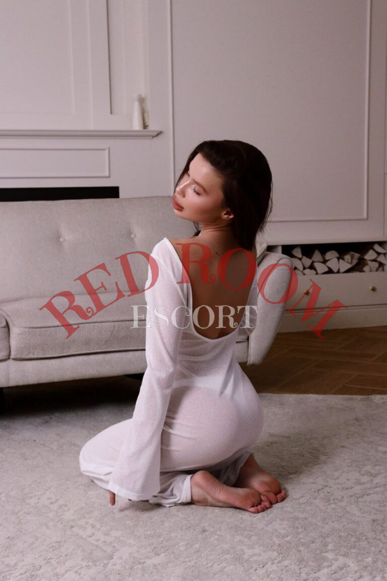 Эскортница Эллина - грудь 2, рост 167 см, вес 47 кг, цвет волос Брюнетки