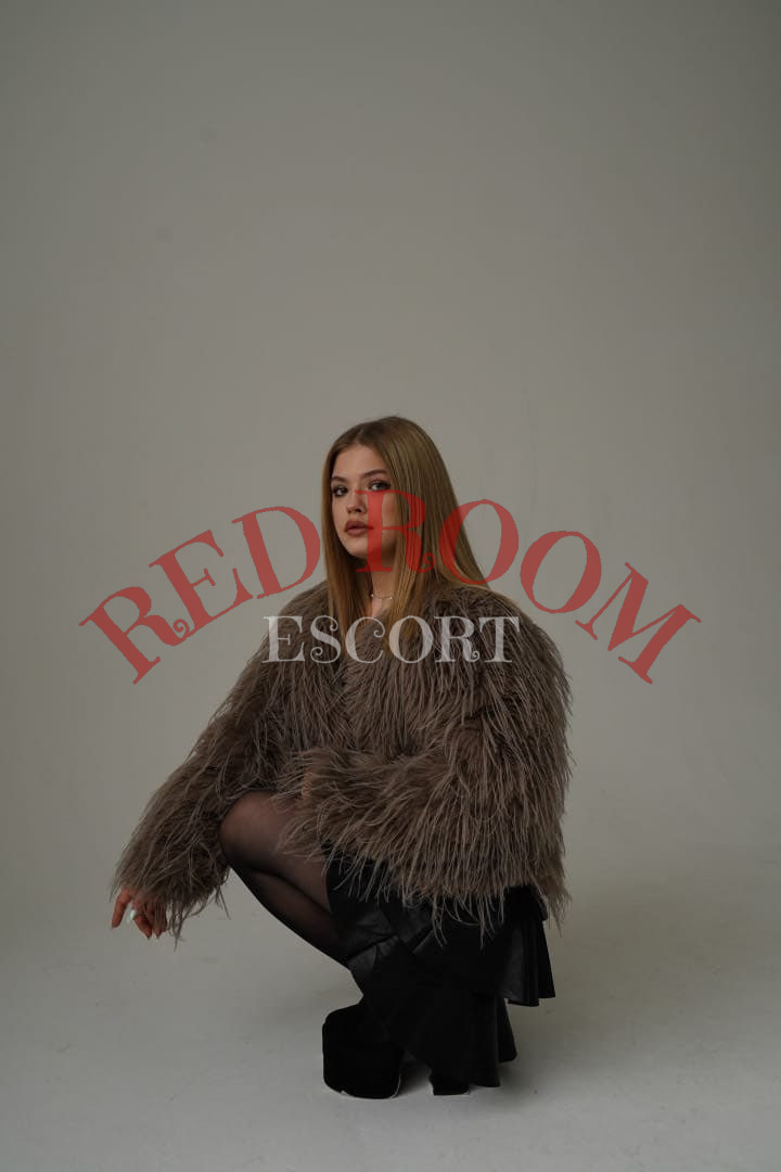 Эскортница Кэролайн - грудь 1, рост 160 см, вес 54 кг, цвет волос Русые