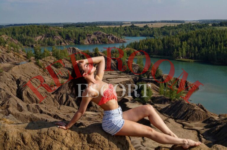 Эскортница Тиана - грудь 2, рост 170 см, вес 56 кг, цвет волос Брюнетки, этничность Европейская