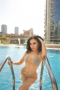Эскортница Малика - грудь 2, рост 156 см, вес 44 кг, цвет волос Брюнетки