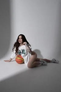 Эскортница Холли - грудь 3, рост 170 см, вес 57 кг, цвет волос Шатенки