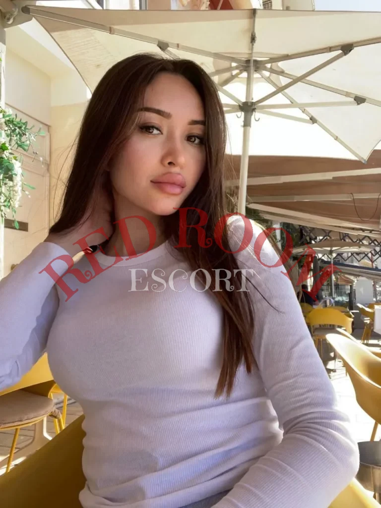 Эскортница Мика - грудь 3, рост 168 см, вес 53 кг, цвет волос Шатенки