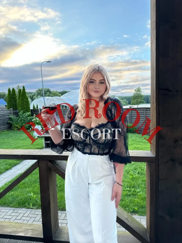Эскортница Марианна - грудь 6, рост 179 см, вес 98 кг, цвет волос Блондинки