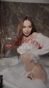 Джулия — возраст 20, рост 170, вес 55, размер груди 2