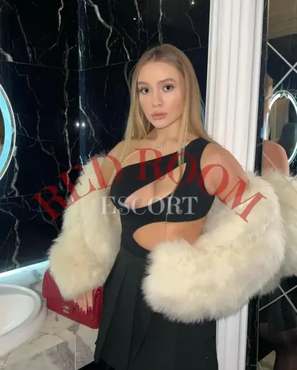 Эскортница Эсме - грудь 2, рост 175 см, вес 60 кг, цвет волос Блондинки